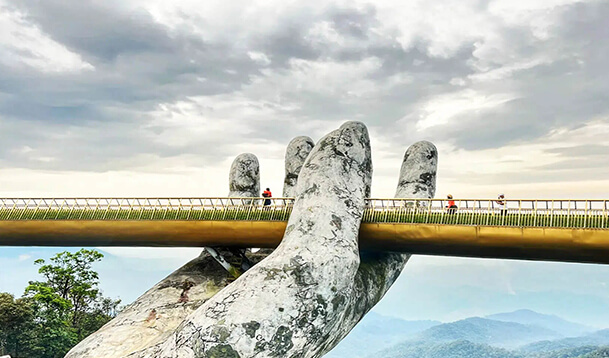 สะพานมือยักษ์ลอยฟ้า Golden Bridge